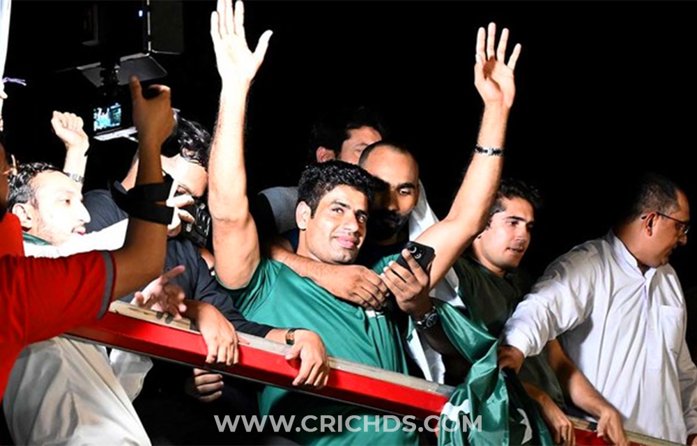 Olympian-Champion-Arshad-Nadeem-Grand-Welcome-In-Pakistan-Airport